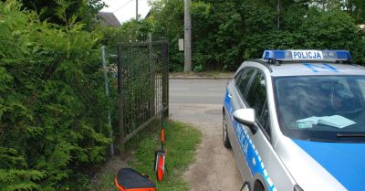 Policjanci pracowali na miejscu wypadku z udziałem rowerzystki